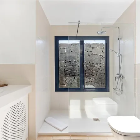 Вилла Lanzarote Volcan 10- Private Heated Pool Коста Бланка